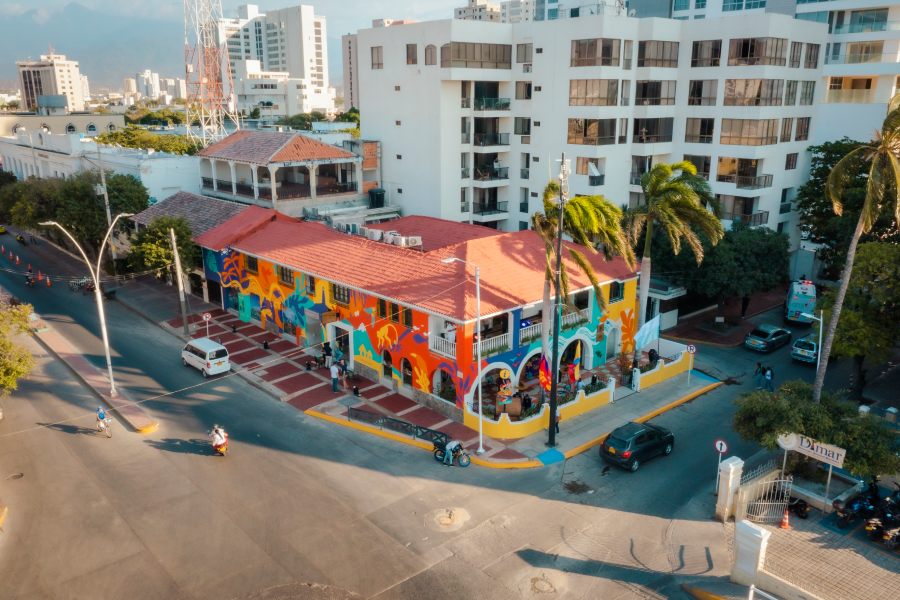Casa Marina con fachada de mural de colores alusivo a la naturaleza de Santa Marta ubicada en una esquina en la ciudad de Santa Marta, Colombia